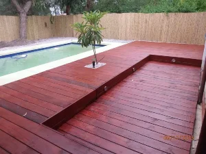Deck de maderas en piscina.