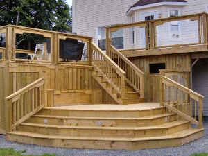 Patio de madera casa moderna.